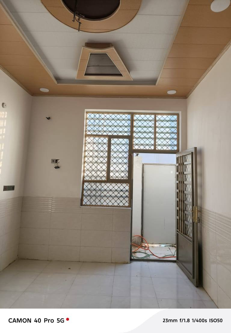 سلام عليكم
مساحه 100 متر 

✅ جميع الخدمات متوفره ماي كهرباء مدارس 

يتكون البيت من غرفه وصاله ومطبخ وستقبال وصحيات عدد ثنين و مكشوفة استفسار واكثر انتصل وبيك خير وتدلل *********** 

❗المكان النجف مجمع بيتي ثانيه 2 ببلوك 10 قريب على شارع بيتي
