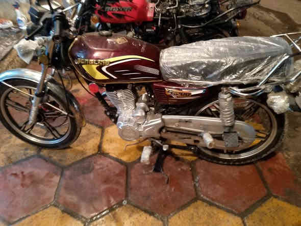 سلام عليكم دراجه ايراني للبيع موديل 2024 دراجه جاهزه من كلشي اي نقص مابيه مكينه كفاله   عنواني جزيرة بغداد السياحيه السعر 700 وبيه مجال حك الجيه ***********
