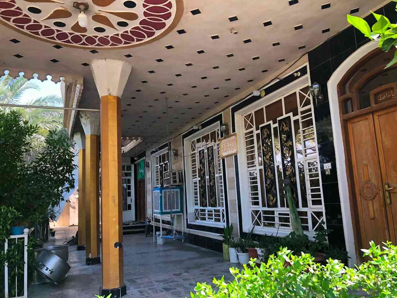 السلام عليكم ورحمة الله وبركاته
متوفر دار سكني في بغداد منطقة بوب الشام  قريب عن الشارع العام وعن السوك وعن جميع الكوادر التدريسية  المنطقه مؤهله ومتكامله من جميع الخدمات 
بناء ٢٠١٩ نضافه ./.٩٥
المساحه الكليه ١٨٧٥
واجه البيت ٢٥  نزال٧٥

الطابق الارضي متكون من ( كراج كبير -استقبال -هول-مطبخ حار +مطبخ بارد  -غرفتين-صحيات خارجيه وصحيات داخليه)

+ محمية بمساحة نزال ١٠متر وعرض ٤متر موفرهه حالياً لدجاج العرب 
وحديقه اماميه+حديقه خلفيه وكلا الحديقتين متكونات من زراعة جميع الحمضيات 

الطابق الثاني متكون من (ثلاث غرف-صحيات)
ومتكون كذلك من سطح بمساحه جداً كبيره
البيت مؤثث بلكامل تجي وشوف اثاثه ابره ماتنشال منه
السعر خاص 
او الاتصال على الرقم ***********
