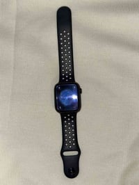 ساعة ابل الجيل السابع نايك  ✔️ نضافه 96‎%‎  بطارية 96‎%‎  بيهه شخوط بس...