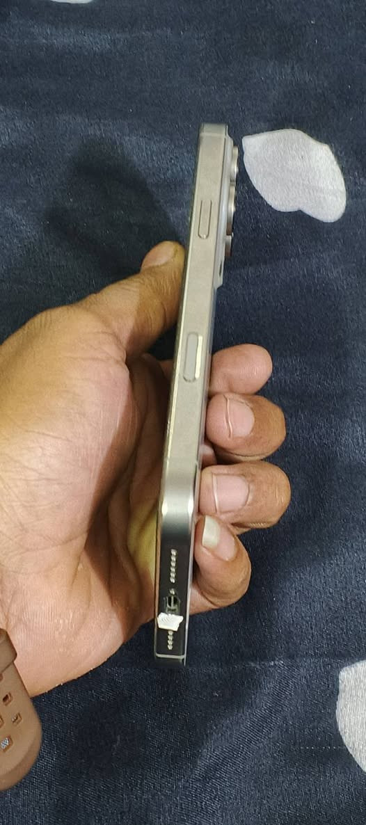 سلام عليكم *********** ايفون 16برو ماكس بطاريه 99 بالكارتون جديد جديد مستعمل 20 يوم سعر مليون 300 مجال شي بصيط
