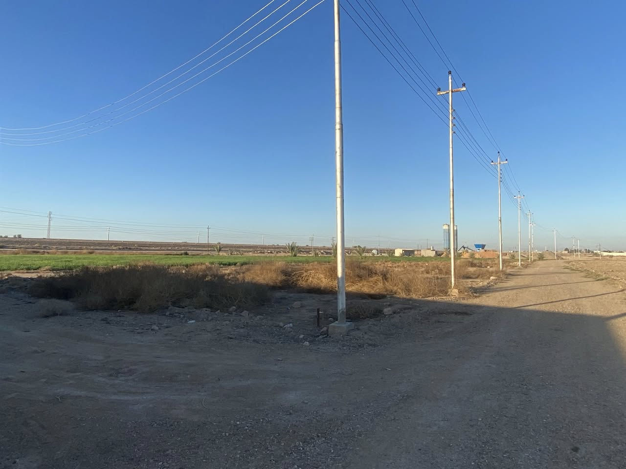 السلام عليكم قطعه ارض للبيع م200 طابو زراعي  زنجيل قطعه على٣شوارع  قريبه على حولي حي الارامل كامله كهرباء ومي سعر ٢٥وبيها مجال للاستفسار هـ *********** واتساب
