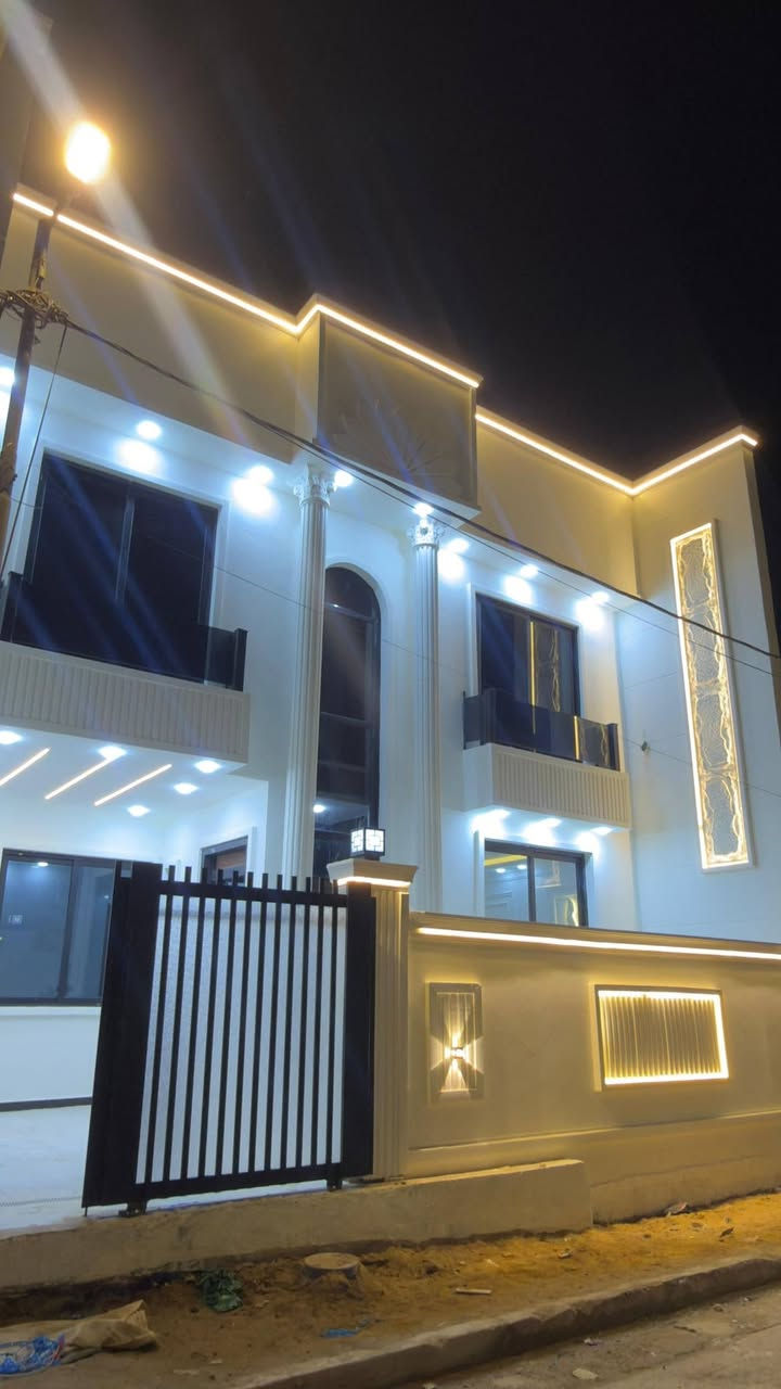 الدار للبيع
📍 الديوانية _حي الجامعة – شارع 20 التجاري – مقابيل المنتزه
📐 المساحة: 200 م
🏢 طابقين – بناء جديدVip
📏 واجهة 10 م × نزال 20 م
✨ تصميم راقي ومساحات مدروسة:
✨4غرف نوم مريحة
✨صالتان فخمة بتصميم عصري
✨غرفة استقبال +مدخل
✨مطبخ حديث بتجهيز كامل
✨كراج سيارة
✨3مجموعات صحية
🏗️ مواصفات بناء عالية الجودة:
▪️ أساسات كونكريت مسلح (رفت) + سقف كونكريت
▪️ بناء طابوق 9 إنج
▪️ حديقه وشالات داخليه
▪️ شبابيك وأبواب ألمنيوم تركي PVC عازل
▪️ أرضيات مرمر تركي فاخر للطابق الأراضي 
▪️ أرضيات بورسلين للطابق الثاني
▪️ أبواب خشب تركي أصلية + أبواب قاصة
▪️ جبس بورد نقشات مغربية مع سحبات 
▪️ منظومة كاميرات مراقبة حديثة
▪️ منظومة غاز متكاملة
▪️ خط مولد كهرباء
▪️ ماطور ماء + خزان ماء+سخان ماء
▪️ صحيات ومغاسل حديثة
▪️ سيراميك لوح مطبخ صحيات
💎 مميزات العقار:
✔️ بناء حديث – غير مسكون
✔️ تشطيب موديل عصري
✔️ موقع ممتاز 
✔️ جاهز للسكن الفوري

📞 للاستفسار والمراجعة:
مكتب المحيط لبيع وشراء العقار – الديوانية
📍 الشارع الحولي – خلف جامعة القادسية – قرب غسل غريب الطوس

☎️ الاتصال:
***********
***********

📲 واتساب متوف
