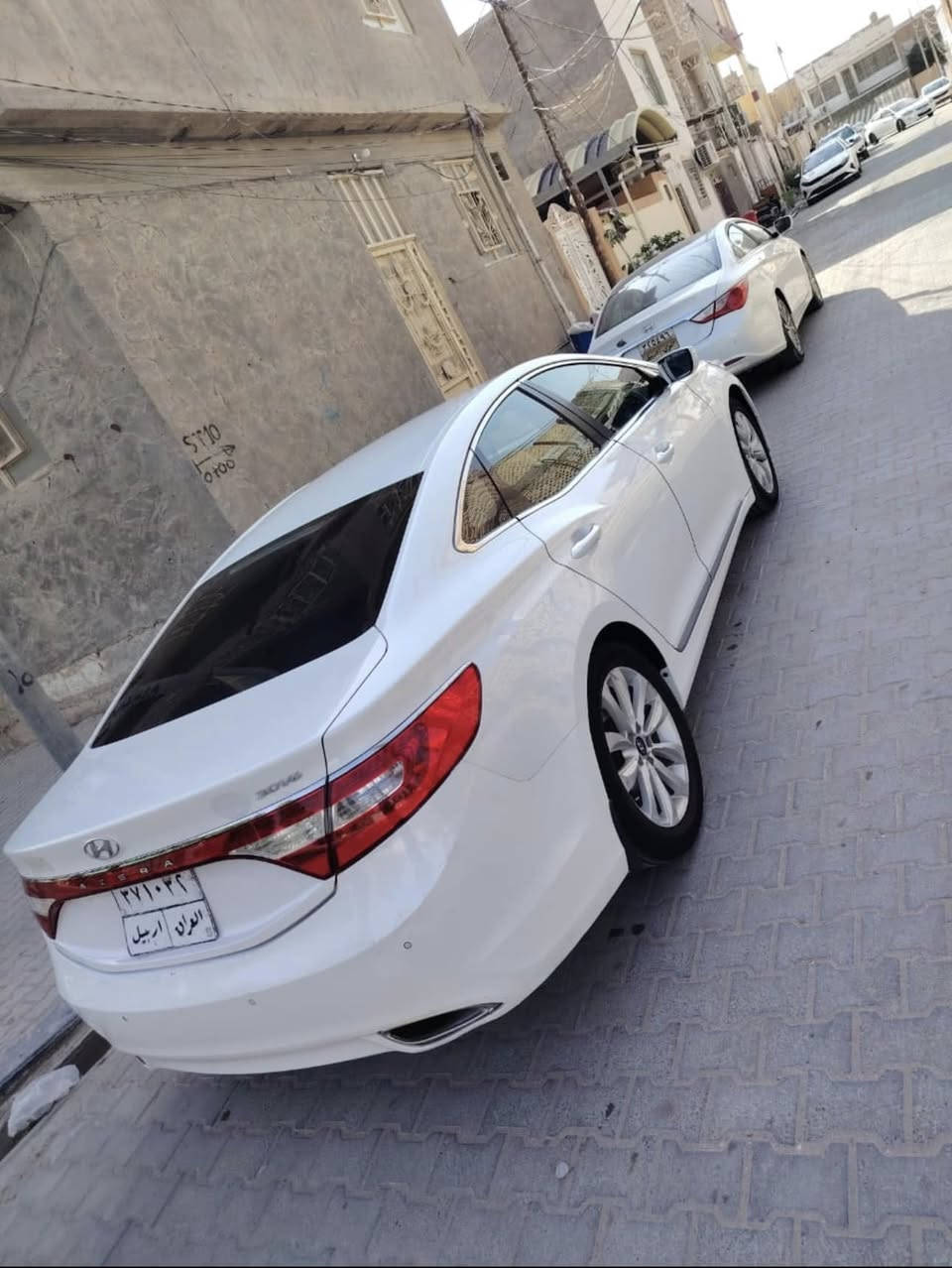 السلام عليكم 
للبيع ازيرا 
-موديل 2015 
-خليجي 6 سلندر 
-رقم اربيل وكاله تحويل مضمون 
-تحكم مقود جهتين 
-دبل اكزوز 
-مثبت سرعة 
-حساس امامي خلفي 
-شاشة وكامره دواره 
-مري شفط 
-بيها البنيد مبدل قطعه اصليه بلاديه نفس اللون بدون صبغ 
-السيارة حلوة وجاهزه بدون نواقص ومكانها بالنجف وسعرها 110  ورقة 
-للاستفسار ***********
