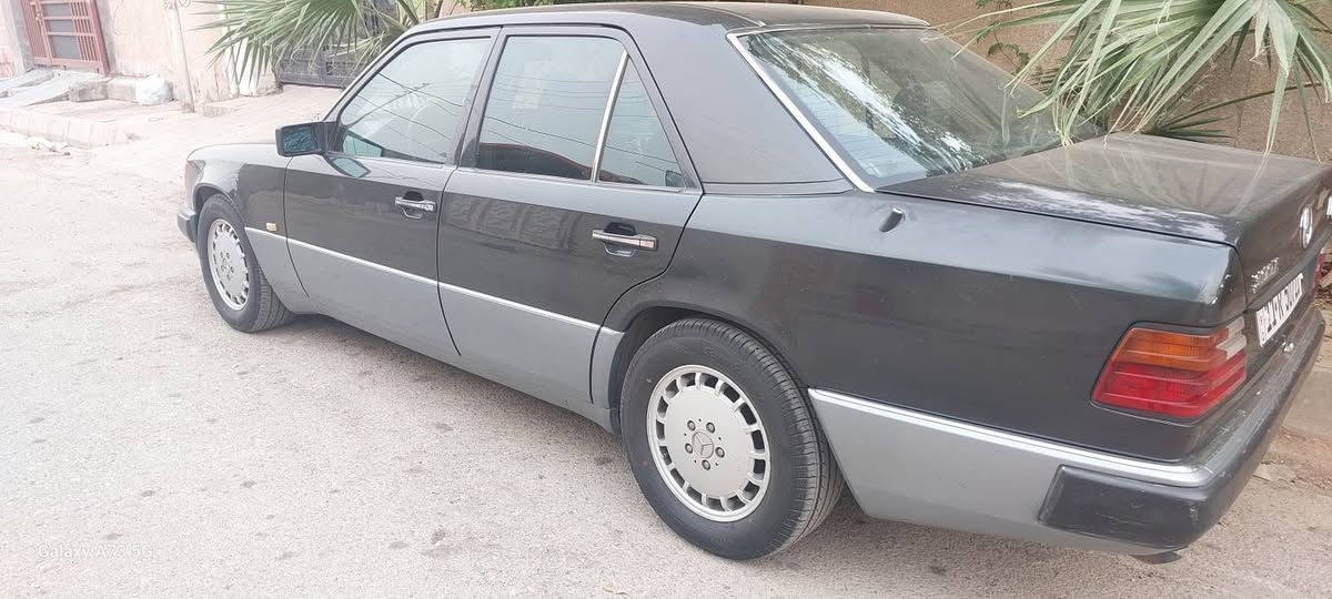 السلام عليكم شباب مارسيدس دب بلادي موديل 1992 قبق اسود بسمي تحويل مباشر تخم تاير دبل فيت بم اريل كهربائي دبل هورن سيارة نصبه اتخبل قواعد بلاد صار بيها خيط بخار بدايه دامه كامله من فيت بم وتانكي وعنكبوت كله جديد  لبارحه شادهن رقم بغداد دولي بسمي  *********** سعرها 65 وبيها مجال
