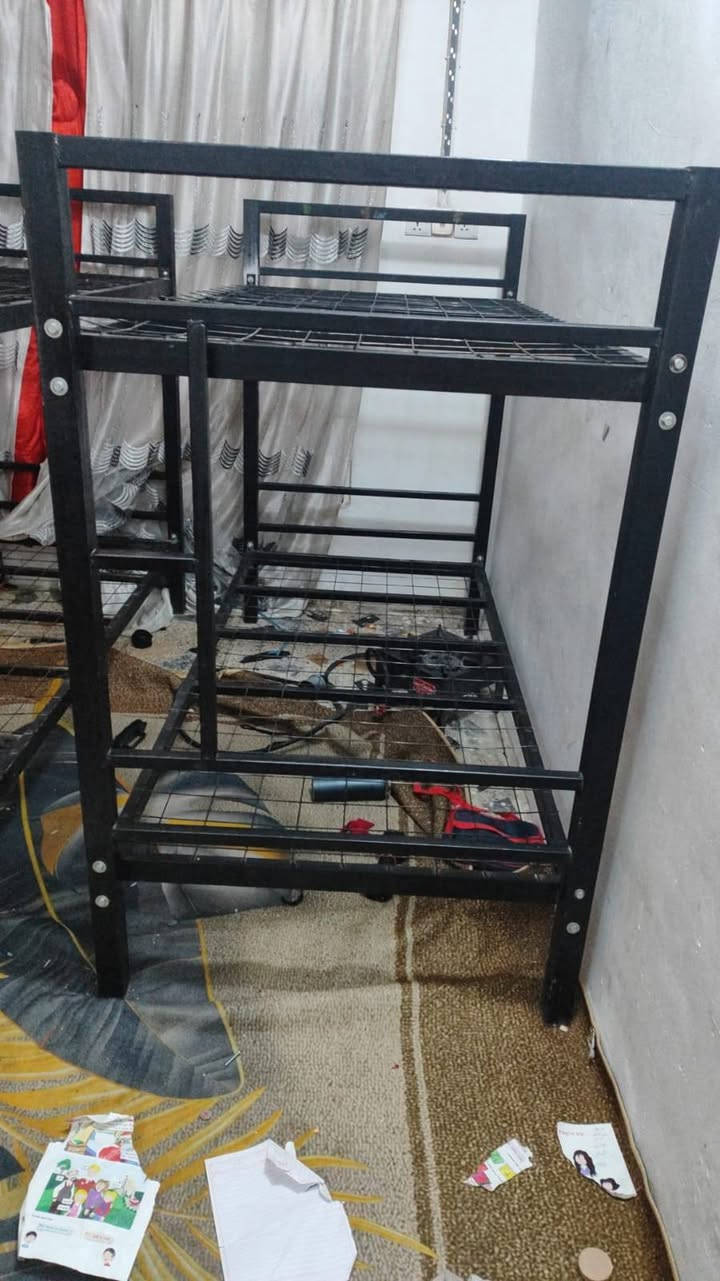 سلام عليكم 
جرابي حديد طابقين جدد للبيع
سعر الوحدة ب٩٠ 
مكانهن نصر بانزين خانه
***********
