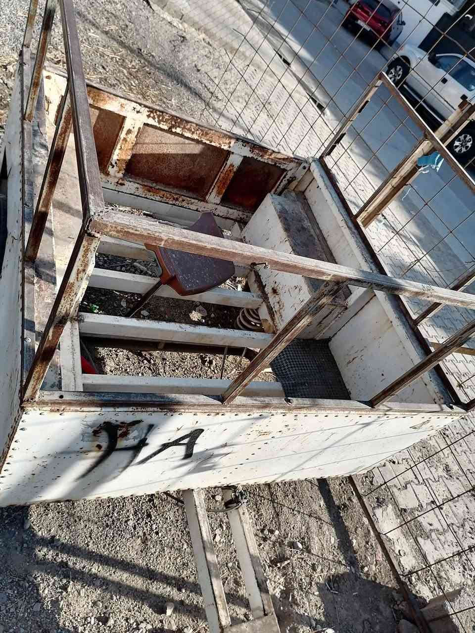 سلام عليكم 🌹 عربانه يفيد للسفرات وأهل مزارع وللشغل ويسحب خلف كل سيارات ورزنه وبيه دبلات وسعرها ٤٥٠ الف دينار عراقي ١متر ونصف في ١متر ونصف يعني مربع وارجو من الجميع لاتكسرون بحلال العالم لانه عندي ضروف الحياه والحمدالله على كل حال ونعمه علينا وعليكم 🌹 ✍️ وللاستفسار الاتصال على الرقم *********** وتساب عليه وتحياتي ✍️
