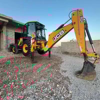 موجود جي سي بي للإيجار      داخل موقع مكاني بغداد 07707600543