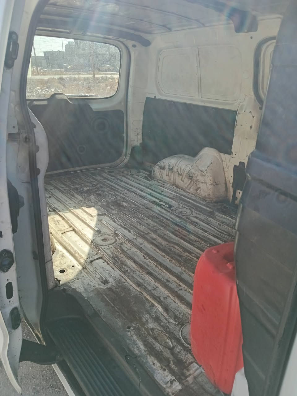 السلام عليكم عندي سياره ستاركس للبيع موديل ٢٠١١ أربيل سياره خير من الله كير ومكينه حلوت تبريد جديد دوشمه جديد سياره كاز السعر ١١ الف رقم *********** مكاني بغداد الدوره بسمي سنويه
