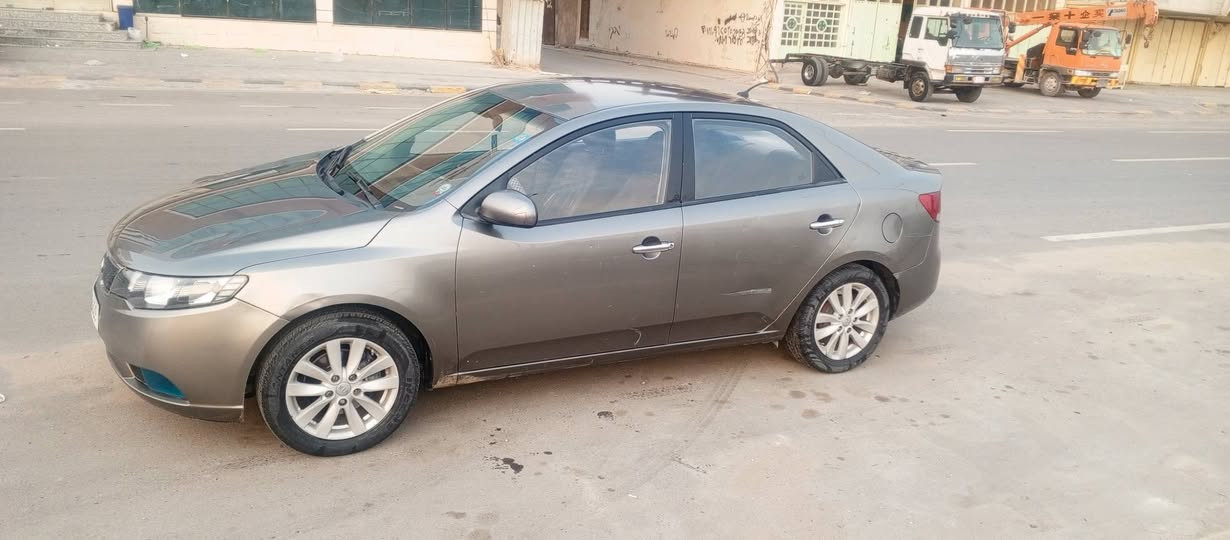 سيراتو 2012 بأسمي سنويه لغاية 31 هزه جديده محرك 1600 جاهزة من كلشي محرك گير تبريد  حداديه مكفولات بيه رشات صبغ بدون ضربه قويه والسونار بالمنشور السعر 88 وبيه مجال بيع او مراوس للأستفسار *********** مكان السيارة النجف
