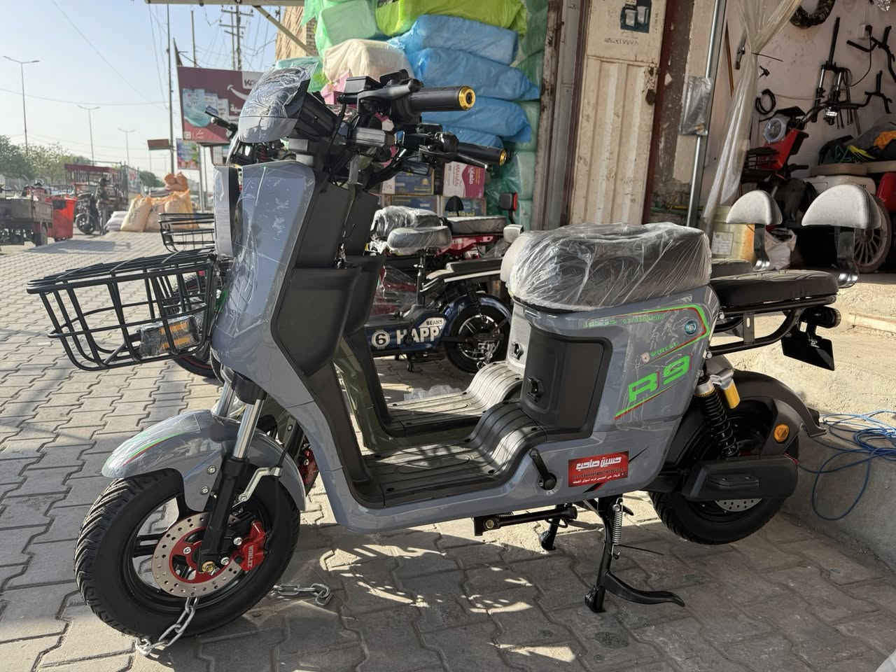 اللهم صل على محمد وال محمد

تتوفر نظام اقصاط الرافدين حصرا✅

التسديد بدون مقدمه ✅

والبطاقه راح تبقى عندك    بنظام التقسيط المريح✅

دراجه شحنR9موديل2026فول مواصفات ✅ بطاريات عدد5اصليه✅
نظام Rرجوع الى الخلف ✅
شاشه دجتل نظام الحديث مو القديم ✅ 
✅تحديد اعطال 4 سرع ✅
بريكات هيدروليك قويه جداا ✅
السرعه القصوى70KM✅
جهاز انذار ضد السرقه✅
ملف 1200✅
لايت LEDزنون ✅
اشايرامامي خلفي  ✅
دبلات 2امامي هايدروليك والخلفي غازي✅

صيانه كافه الباسكلات ودراجات الشحن🔥🔥
 متوفر بطاريات اصليه الصغيره والكبيره ✅

ادوات احتاطيه اصليه / شواحن اصليه بانواعها ✅

وتوجد خدمه توصيل لكافه محافظات العراق ✅

العنوان كربلاء حي الحسين مقابل البناء الجاهز جهة محلات الجمله للمواد الغذائيه 🔥🔥🔥

 معرض حسين صاحب  
 *********** واتساب 📞📞
***********
