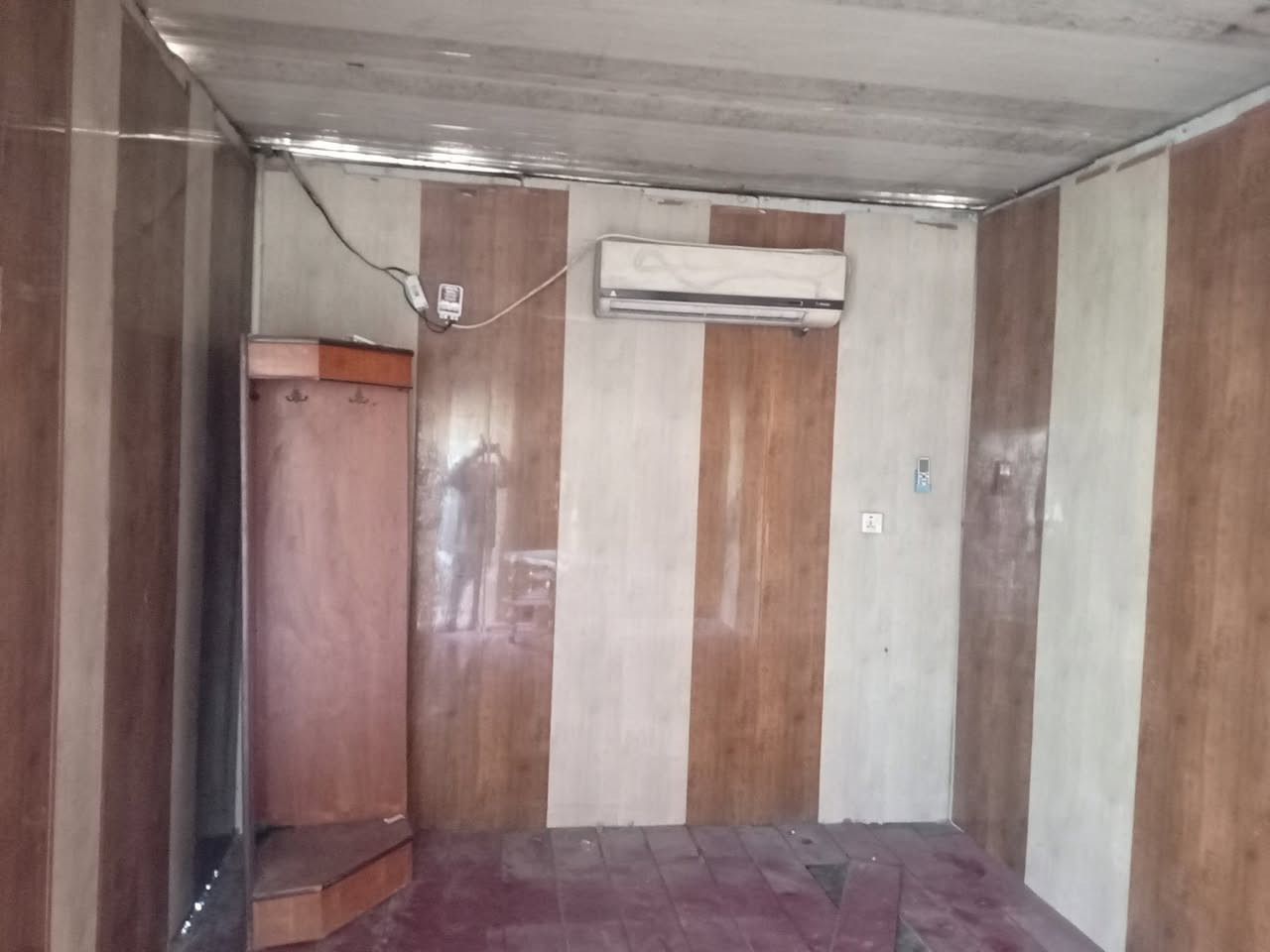 السلام عليكم كرفان للبيع ٥ طول ٣ عرض كامل مع باب وشباك حديد سعرة مليون وبي مجال رقم تلون ***********
