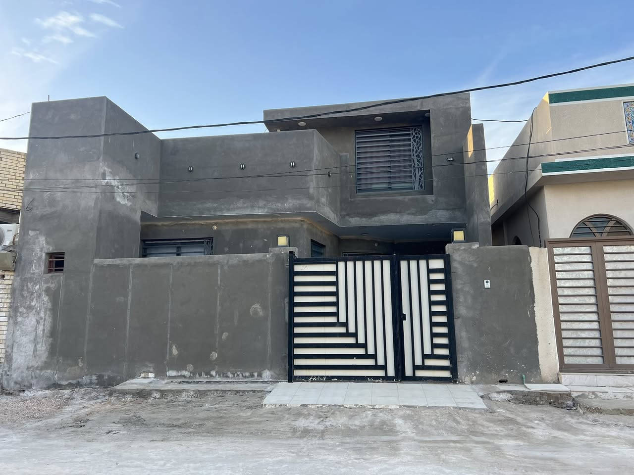 أللهم صلي على محمد وال محمد
بيت للبيع 200 متر 
واجه 10 نزال 20
سكن او حسينيه للزوار بسبب موقعه القريب للامام الحسين (ع)
الروضتين على شارع سايدين البزل المدفون الموقع مرفق بالصور
زراعي سند 25
بناء حديث 2023

كراج وحديقه 
مدخلين للبيت 
المدخل الاول كلدور و استقبال 6*4
المدخل الثاني الصاله والمطبخ مفتوح على صاله
صاله واسعه داخله منور كبير وشلال 

صحيات داخليه واسعه بالاضافه لصحيات خارجيه للضيوف

غرفتين في اخر البيت الاولى 5*4
الغرفه الثانيه 3.5*5

السعر 310 قابل للتفاوض

تفاصيل اكثر اتصل
 رقم صاحب البيت 
  ***********

البيع مباشر بدون وسيط
