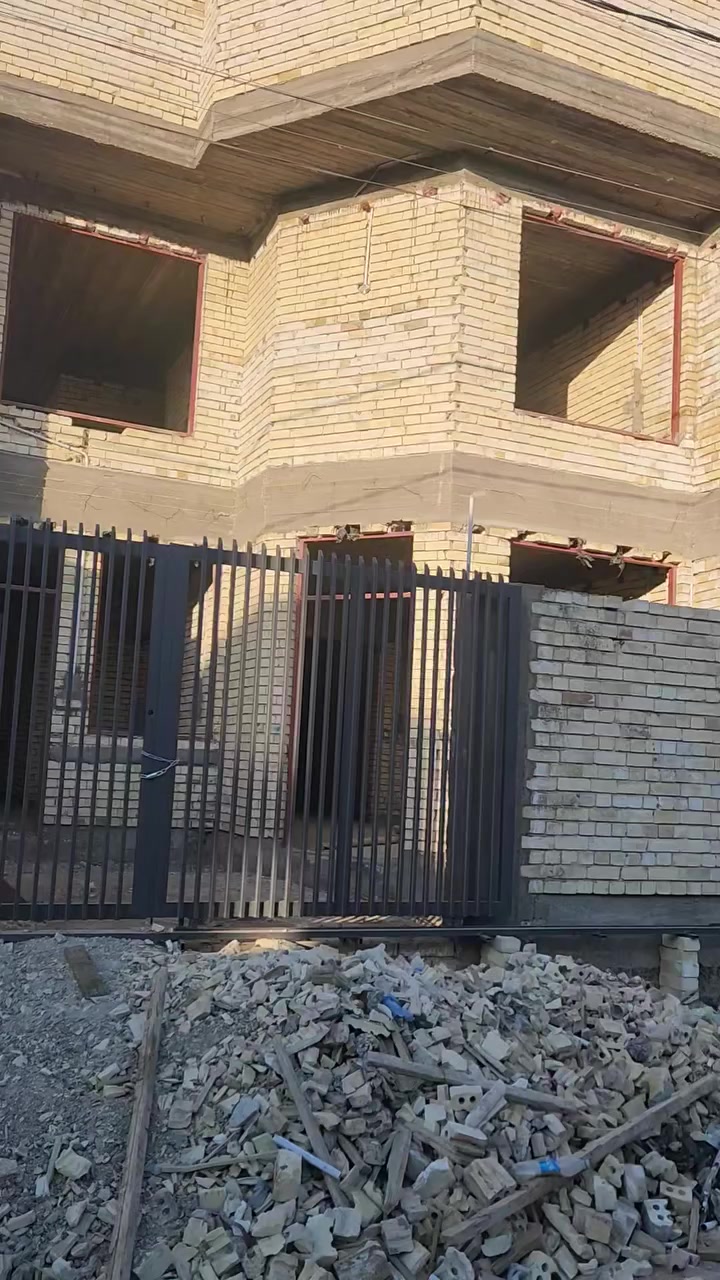 للبيع مشتملات كل مشتمل ١٥٠متر يحتوي على ٣غرف نوم استقبال كلدرو مطبخ وصحيات طابق ثاني وأرضي بناء حديث طابوق جمهوري مثل مو وموضح بصور العنوان شارع ربط بين شارع ٨٠ وشارع السادة ال ابو خطه مكتب عقارات ابو أثير حي العسكري *********** ***********
