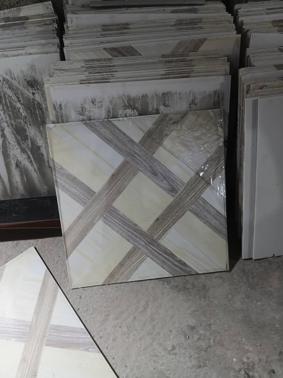 سلام عليكم عندي سقف ثانوي للبيع المتر مالته 1500مستخدم بس اخو جديد عندي كميه منه تصال ع رقم ***********
