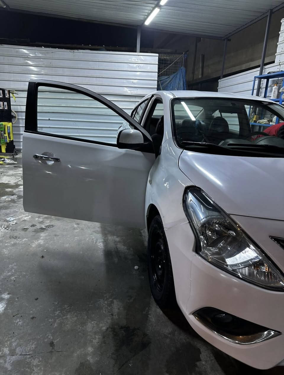 سلام عليكم للبيع نيسان سني موديل ٢٠٢٠ بسمي تحويل ثاني يوم رقم شمالي جديد السيارة كير مكفول محرك مكفول كفالة عامة صدر جديد باتري جديد تايرات جديد السيارة مال بيت ماشية ١٣٠ الف بيها صبغ قطعتين وبيها شخط بل جاملغ خلفي فقط الباقي كفالة عامة السعر ٩٨ ورقة وبيها مجال رقم الهاتف *********** مكان السيارة بغداد سلمان باك بشرط السونار
