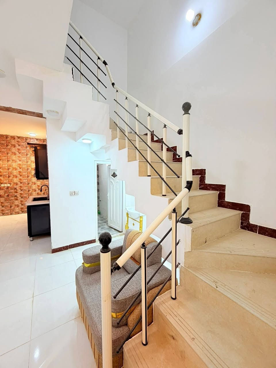 ياالله 

يوجد لدينا بيت للبيع حي ميسان خلف سكله الكرعاوي مساحه 100متر يحتوي على غرفه وصاله واستقبال ومطبخ وصحيات صب كونكريت ارضيه بورسلين جدران سيراميك سقوف لبخ بورك إلسعر المطلوب 51مليون عراقي قابل للتفاوض 

للاستفسار والمعلومات الاتصال بنا ع الارقام التاليه 

***********

***********

***********

او مراجعه مكتب ألروان للوساطه العقاريه والمقاولات العامه 

عنوان المكتب حي ميسان ع الشريط قرب صيدليه الشراع مقابل الاستداره مباشر 

عندك بيت عرصه للبيع راسلنه وات ساب وتدلل
