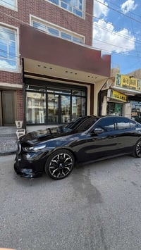 BMW 530i موديل 24اسود ملكي  مغلفه سياره بل كاملppf وبيها باج تضليل بعد...