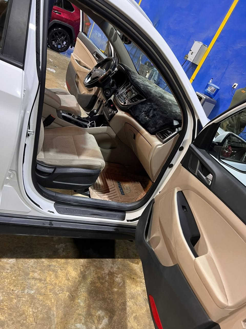 (السلام عليكم)
للبيع فقط (توسان) (2018) 
الهزة منتهيه بسنة (2023)
خليجي مكفول كفاله عامه ماعده بارد إصبعين بخشم الجاملغ 
رقم سليمانيه تحويل مباشر 
كير محرك كفاله 
تبريد تدفئة خير من الله 
صدر امامي خلفي تايرات جديده 
تحكمات ستيرن شاشه
تبريد قطعتين 
كامره خلفيه 
اشاير بل مري وتحكم كهربائي 
محرك دوش (2000)
ماشيه (120) وقابل للزياده 
السعر (190) وبيها مجال بسيط حك الجية
عنوان السياره صلاح الدين
للاستفسار (***********)
