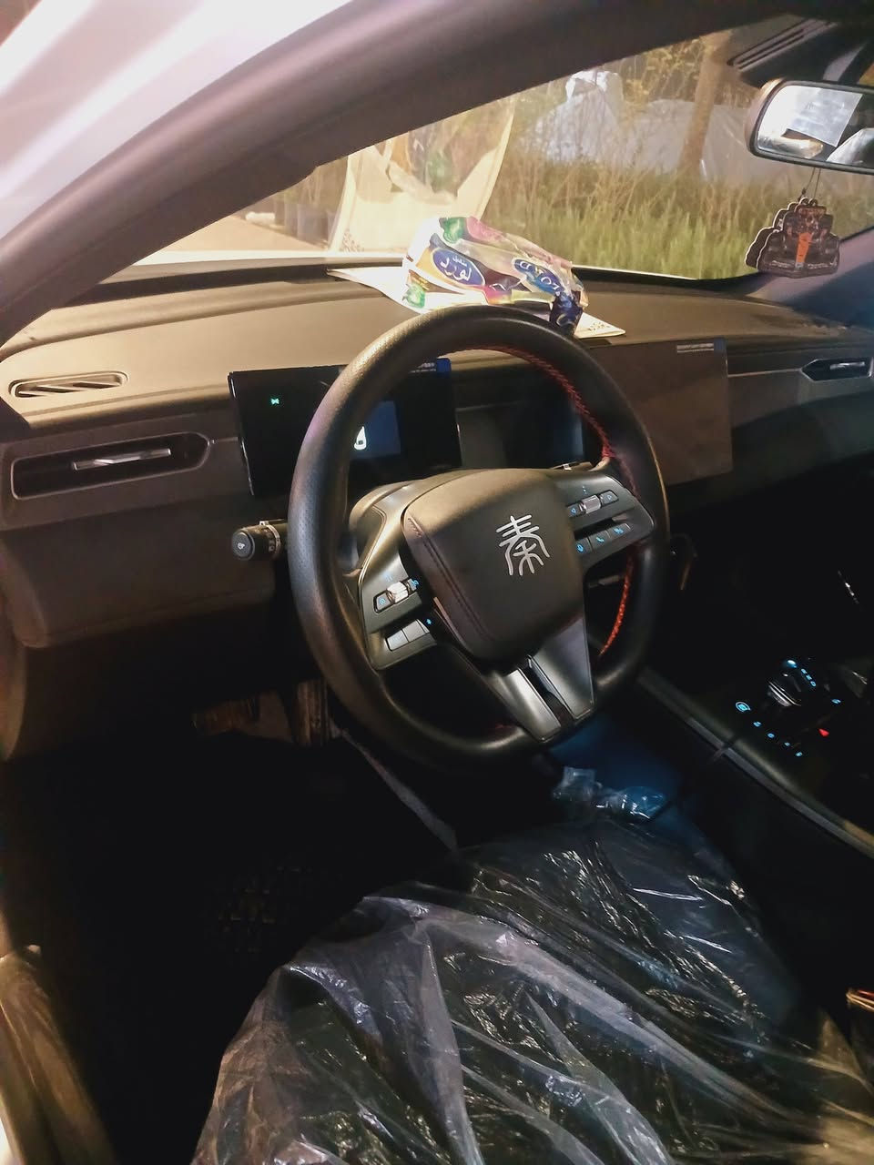 سلام عليكم عندي بي واي دي 2025 ماشية ٤٠٠٠ الف رقم  بغداد سيارة جدا نظيفة بعدها نظافة زيرو سيارة بسمي العنوان بغداد سبع ابكار ***********
