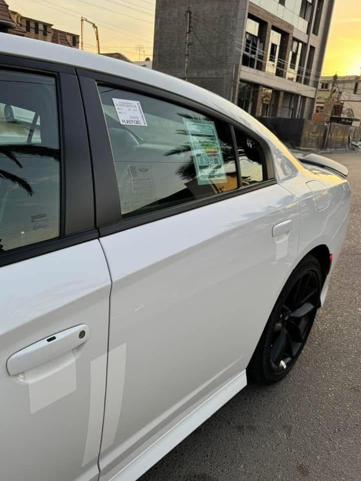 جارجر  GT PLUS موديل 2022 ( خـليـجـي )
شركه هارلم ❤️‍🔥 لون ابيض 
 (اورنج ادشن )  فول فول مواصفات نادره 
كفاله لا صبغ ولا تبديل ولا بارد ولا شخوط 
سيارة زيرووو ماشية 40 ألف  فقط رقم بغداد جديد بسمي 
بعده بفابلون الشركه 
الموديل :2022  . (خليجي) . . 
الضمان : 3 سنوات او 60 الف كيلو متر . 
المحرك : V6.  3.6L .
المواصفات :
* نسخة ORANGE EDITION. 
* خطوط طولية على الهيكل. 
* مكابح رياضية برمبو خاصة بالون البرتقالي. 
* جناح خلفي اسود. 
* ويل قياس 20 انچ اسود . 
* ستيرن رياضي . 
مقاعد رياضية من الشاموا مع خطوط بالون البرتقالي. 
* نقطة عمياء . 
* مصابيح أمامية زنون . 
* كشافات الضباب زنون . 
* المصابيح الأمامية مع LED . 
* حساسات . 
* شاشه كبيرة مع نظام ملاحة نفكيشن GPS .
* الشاشة مع اوپشنات SRT . 
* سستم صوت الپاين .
* فتحت سقف (سلايد) . 
* مقاعد أمامية كهربائية عدد 2 . 
* ذاكرة لحفظ وضعيات الجلوس (ميموري) . 
* مقاعد أمامية تبريد وتدفئة . 
* مقاعد خلفية تدفئة . 
* تشغيل عن بعد . 
* ستيرن كهربائي . 
* تدفئة ستيرن . 
* محدد سرعة . 
* تلفون بلوتوث . 
* كاميرا خلفية .
* مرايا متحسسة للاضاءة العالية .
* كير شفتر بالستيرن . 
* دخول ذكي (بصمة) .
* الرقم بغداد 
السعر 350  
*العنوان: البصره 
للاتصال ع الرقم: ***********
