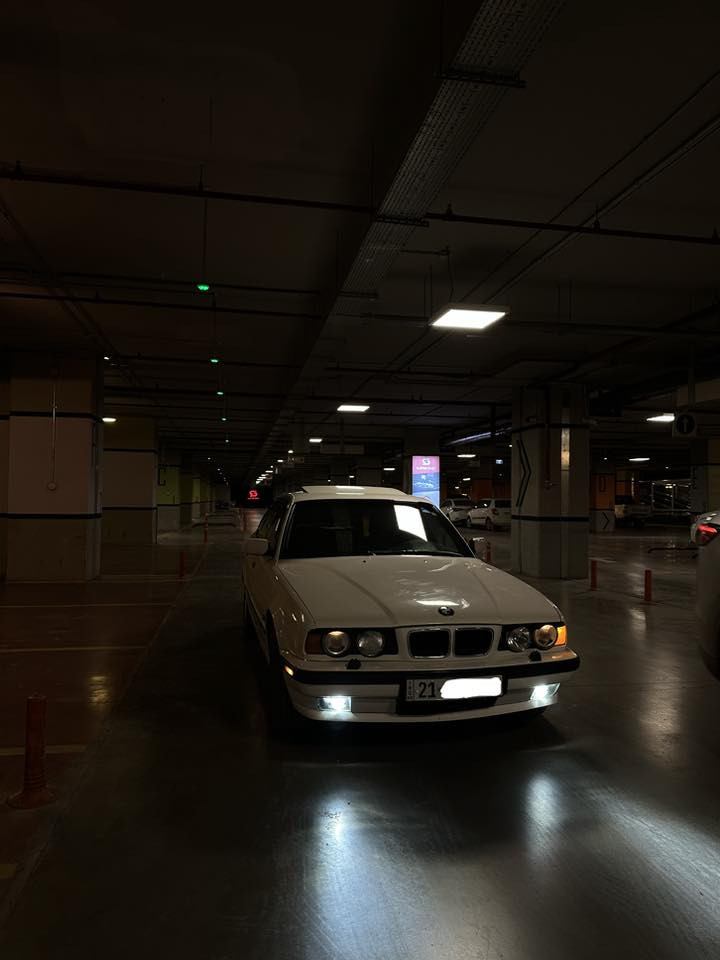 Bmw 525
مۆدێل ١٩٨٨ کامل کراوە بە ١٩٩٥
گێڕعادی
فوول مواسه فات 
چوار جام کارەبا
تەبرید 
سڵاید 
هه موو شتێكى به شه رت(گێڕ و مه كينه و ته بريد و گەرمى و تەقەو ڕەقه تەحويل غرامه بڕاوه)به شەرت 
کامل بۆياخ لەسەر ساغی بۆیاخی کەرکوک) نرخى ٥٥ گەڵاو معامه له يه كى برايانه  
***********
سلێمانی
