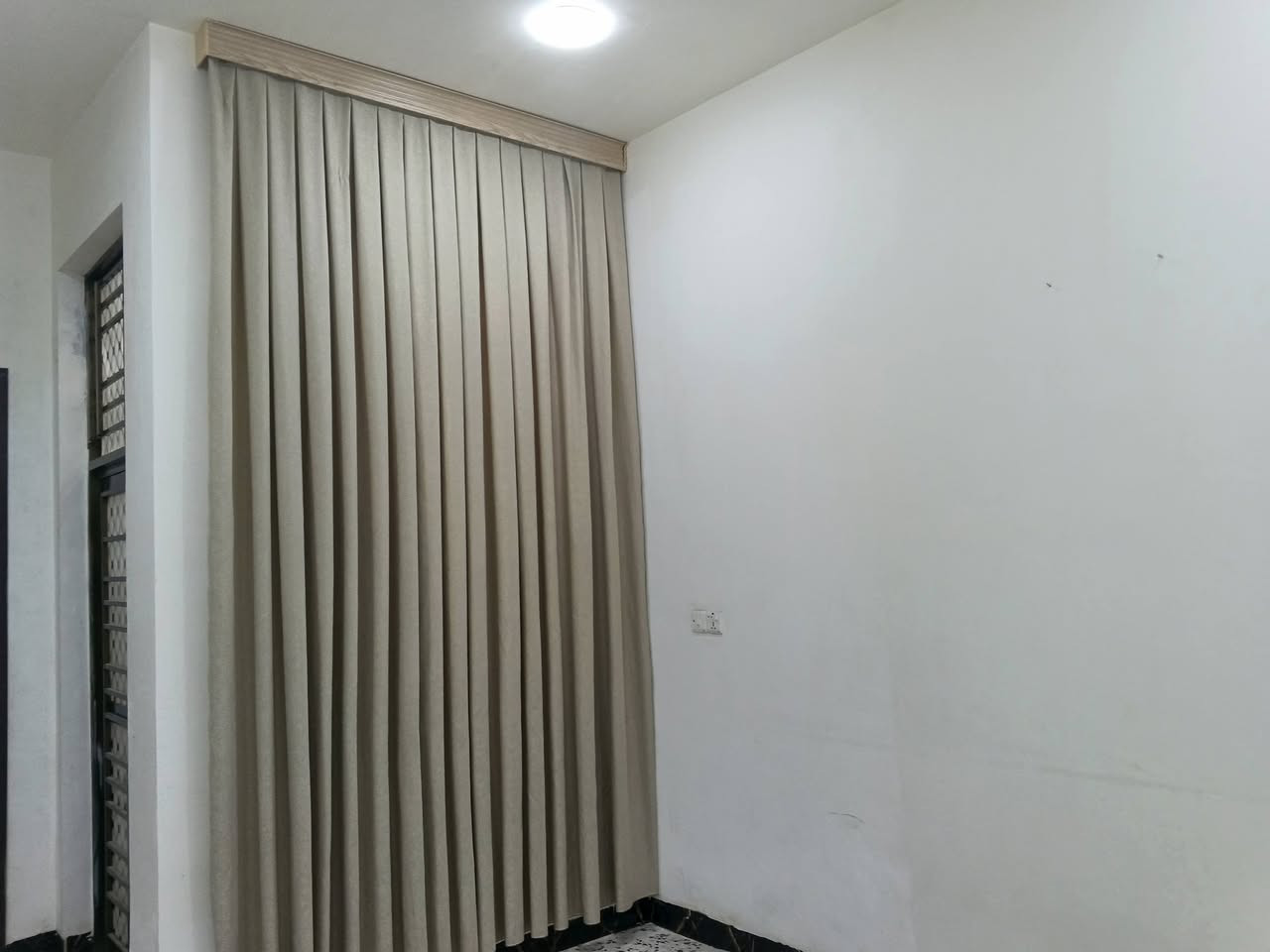 مشتمل للبيع حر مساحته 150م
بيت فول كامل منطقة 4000
ثاني قطعه عن شارع الطوك بصف بيت عنون 
 البيت حته كامرات بي بردات گيزر تانكيات كامل من كلشي خط مولد بي خط نت مابي نقص لو ابره 
السعر النقد 80بي مجال اي استفسار الاتصال 
***********
