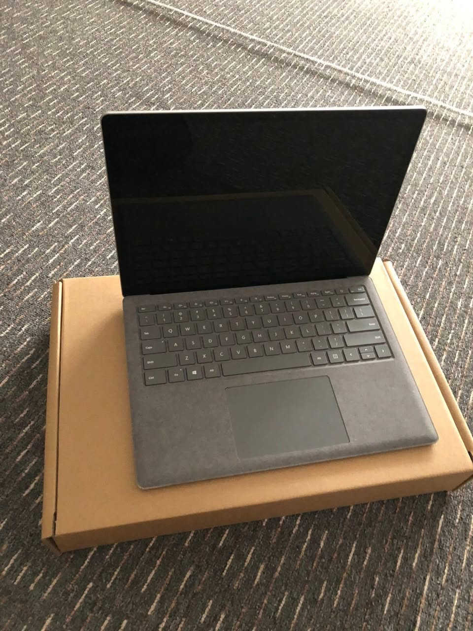 السلام عليكم
بيع فقط 
سيرفس لابتوب ٣ للبيع بدون لمس 

لابتوب دراسة و شغلات مكتبيه او هندسية ساعات عمل طوليه وزن خيف و لمس سوبر سلم 
نظيف كلش  الجهاز 
حجم 13 و نصف 

شاشة 2K IPS QHD
Core i7 1065 G7 جيل عاشر
Ram 16GB DDR4
HARD 256 SSD قابل للتطوير 
كرت شاشة انتل Iris plus g7
بطارية يدوم لحد 6-8 ساعةt
مصنوع من الومينيوم و جل الكانترا الايطالي 

كاميرا 720 HD كلش واضح 

نسخه business edition رجال الاعمال 
Face ID فتح بل وجه نفس آيفون 
مستخدم قليل جدا 
435 الف   

بيع فقط!


**إذا كنت صاحب هذا الإعلان وتريد حذفه لأي سبب، رجاءا أرسل رسالة إلى الدعم الفني**