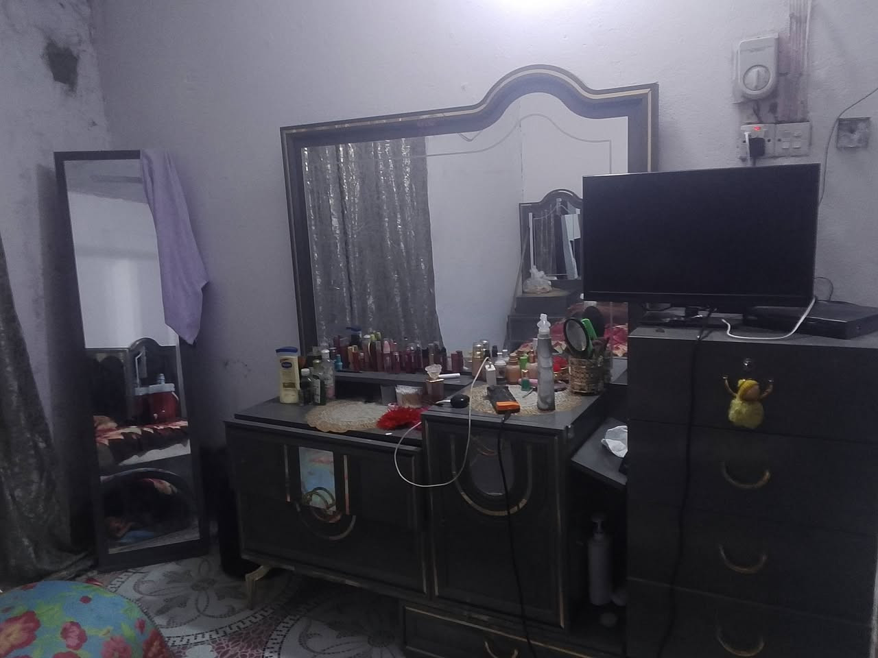 سلام عليكم غرفه خشاب البيع سعر 600 وبيها مجال علوان بصره ابوالخصيب بسوك قرب المحكمة القديمه البسوك ***********
