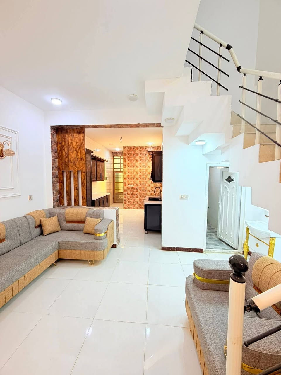 ياالله 

يوجد لدينا بيت للبيع حي ميسان خلف سكله الكرعاوي مساحه 100متر يحتوي على غرفه وصاله واستقبال ومطبخ وصحيات صب كونكريت ارضيه بورسلين جدران سيراميك سقوف لبخ بورك إلسعر المطلوب 51مليون عراقي قابل للتفاوض 

للاستفسار والمعلومات الاتصال بنا ع الارقام التاليه 

***********

***********

***********

او مراجعه مكتب ألروان للوساطه العقاريه والمقاولات العامه 

عنوان المكتب حي ميسان ع الشريط قرب صيدليه الشراع مقابل الاستداره مباشر 

عندك بيت عرصه للبيع راسلنه وات ساب وتدلل
