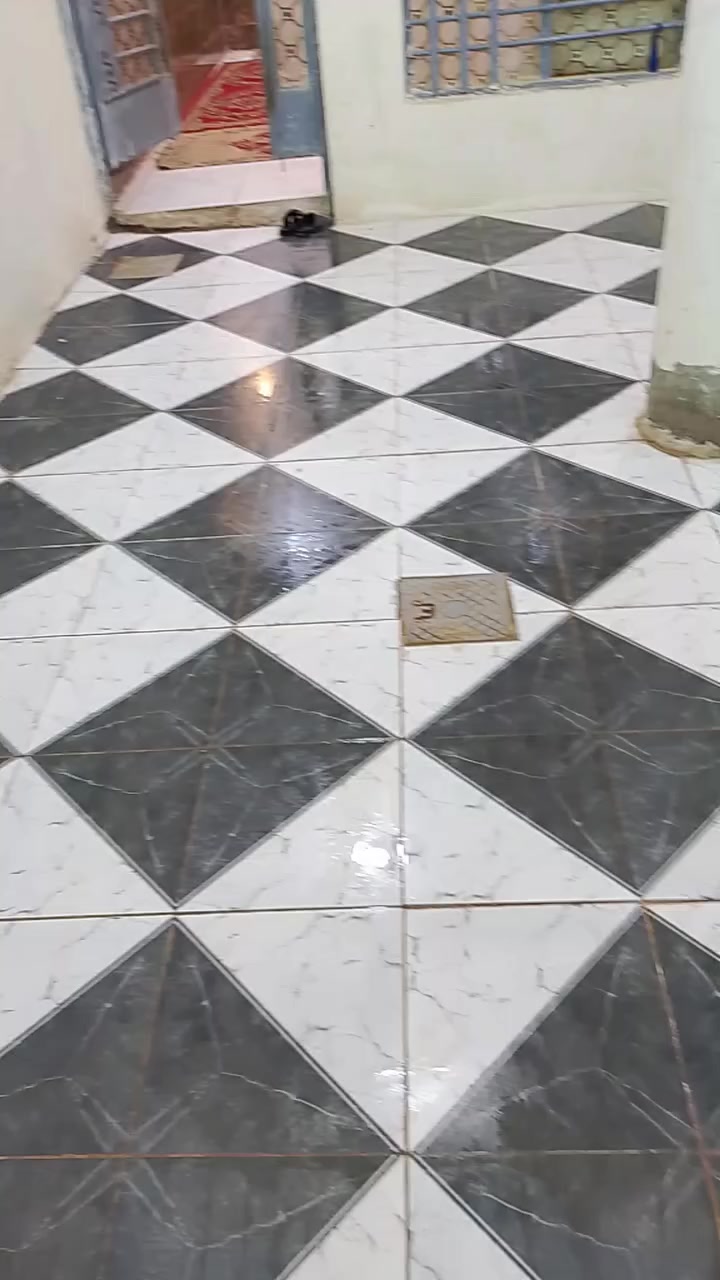 السلام عليكم بيت للبيع طابقين الطابق الاول يحتوي عل غرفه ومطبخ وصاله واستقبال وممر  وطارمه وصحيات والطابق الثاني غرفه ومطبخ وصحيات وسطح جبير  البيت بناء جديد ونظيف  للتواصل ***********
