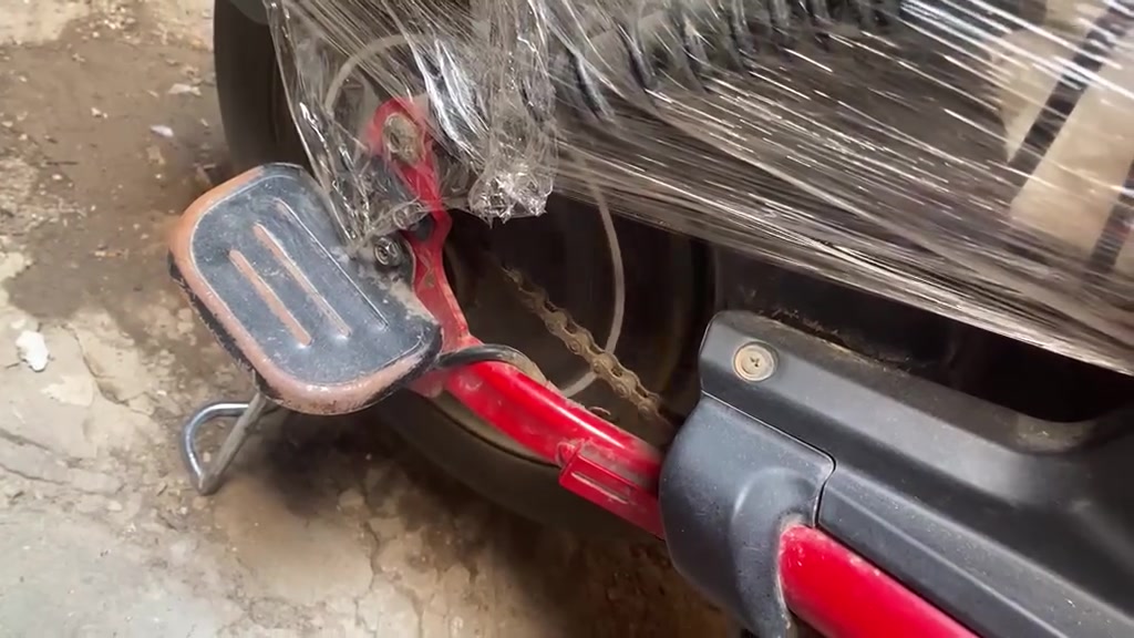 السلام عليكم دراجه لبيع شحن4بطاريات اخت الجديد بعدها ماصارلي شهرين من اشتريتها اشاير يمنه يسره شغاله هورن شغال لايت عالي ناصي يعني بعدها جديديه العقل والبطاريات مكفوله مكاني بغداد السيديه ***********
