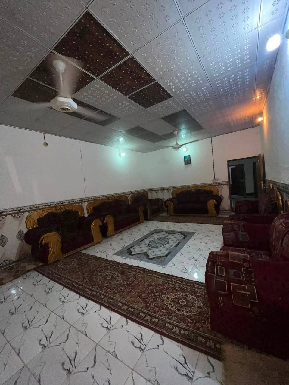 #المكان النجف الكوفه (السهله ،معمل الدبس)
مساحته ٢٤٠ متر
متكون من 
حوش وحديقه وتواليت خارجي 
ومطبخ واستقبال وصاله وحمام وتواليت داخليات وغرف اثنين ومكشوفه 
في الطابق الثاني يوجد غرفه وحمام 
وسطح 

الاستفسار اكثر اتصل ع هاذا الرقم 
***********
