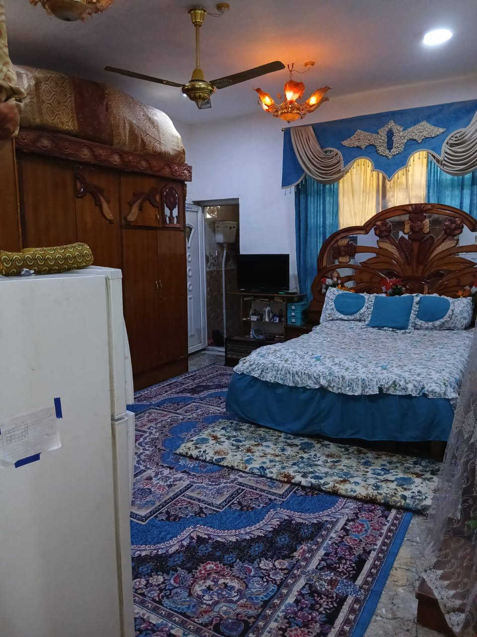 بيت للبيع المساحة 210م كافة الخدمات مقابل مدينة سيد الأوصياء يحتوي على 6 غرف نوم 5 صحيات 2 صالة 2 مطبخ  استقبال يبعد أن الشارع العام  300متر الاستفسار الاتصال ***********
او مراجعة مكتب كنوز الرحمن للعقار
