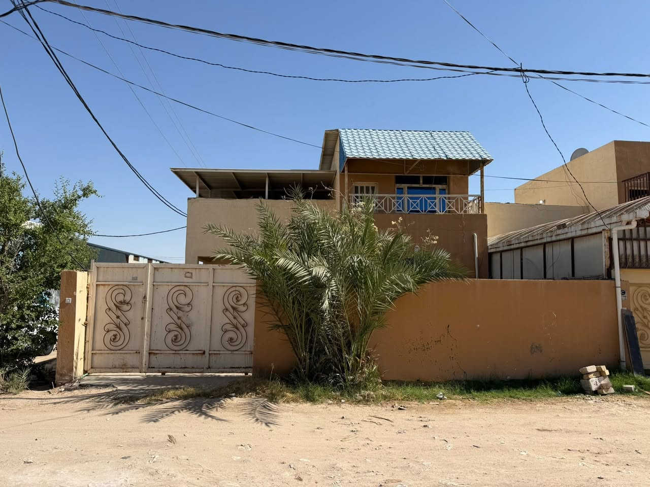 السلام عليكم ورحمة الله وبركاته 
دار سكن للإيجار 
محافظة النجف الأشرف 
مجمع بيتي الأول 
مساحة 200 متر طابقين يحتوي ثلاثة غرف نوم
الدار ركن وشارع 20 ومجاور المدرسة 
سعر الإيجار 300 الف دينار
للأستفسار:***********
