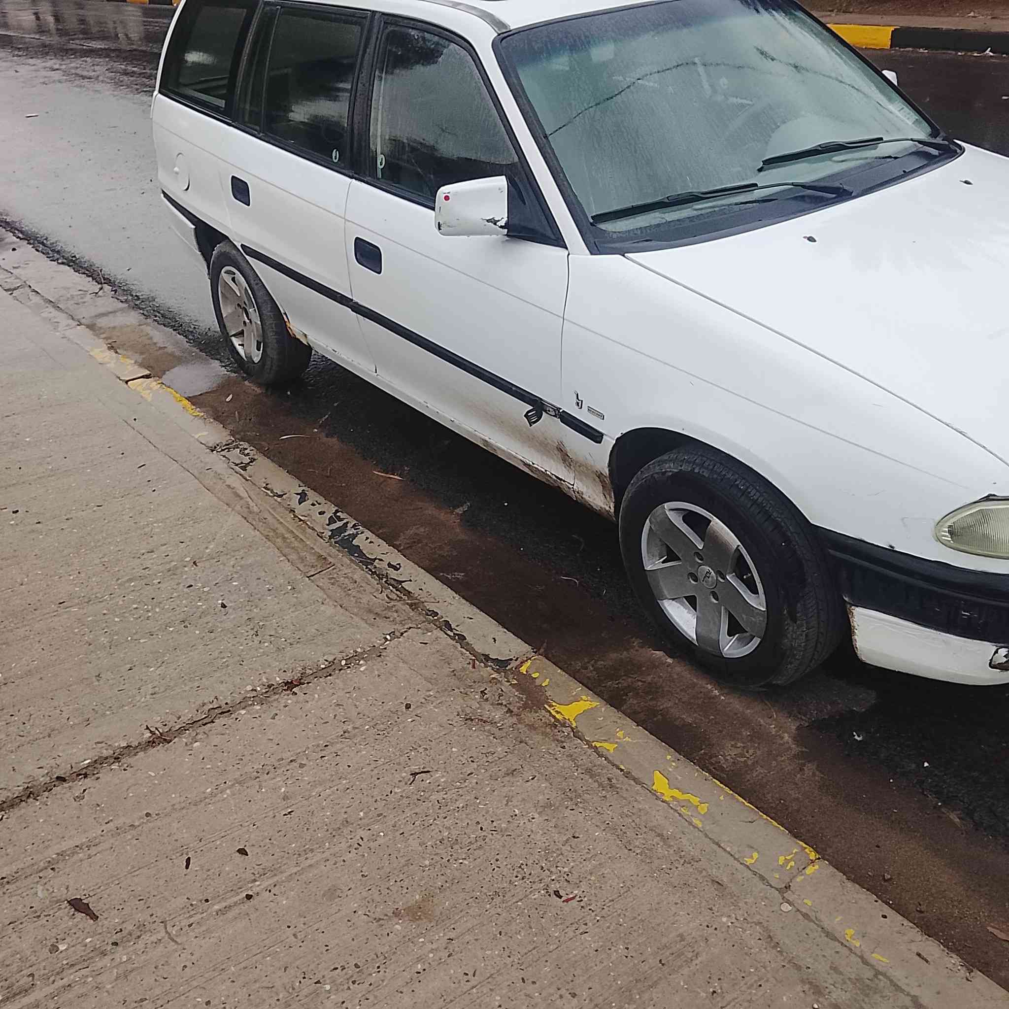 السلام عليكم  استرا موديل 1992للبيع ،بسمي  حجم 16السيارة  محرك وكير وطخم شرط ويل كب  رقم مسطرة داخل نضيف  الصبغ بس دوسات ودوائر السعر 52الاتصال ***********،,,,*********** بيها مجال بسيط واسف على الإطالة
