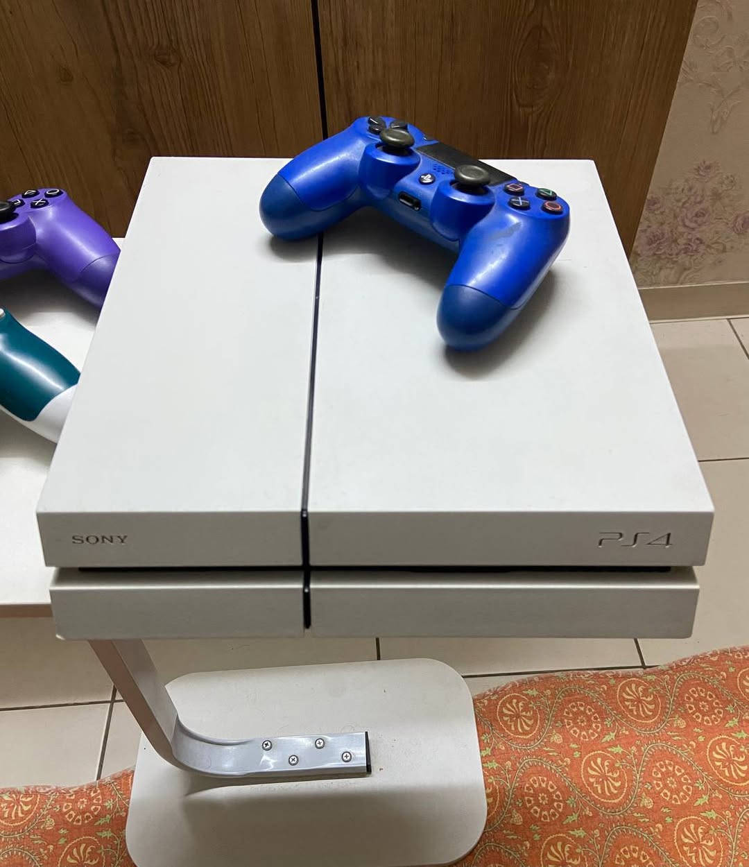 بلي ستيشن فور ps 4 fat
مستعمل ٤ اشهر قليل وياه ٣ يدات وحده اصليه ووحده ما تشتغل يعني ثنين شغالات المساحه ٧٠٠ 
نضيف جدا مابي اي ضرر / وياه قرص mortal Kombat XL قرص جديد ما مستعمل 
السعر 2015 وموجود حساب بي ٢٣ لعبة تنزلهن
مثل بيس ٢١ واكثر من ٢٠ لعبه بس السعر وي الحساب يصير 230 للاستفسار 9647762401876 
واتساب بغداد بسماية
