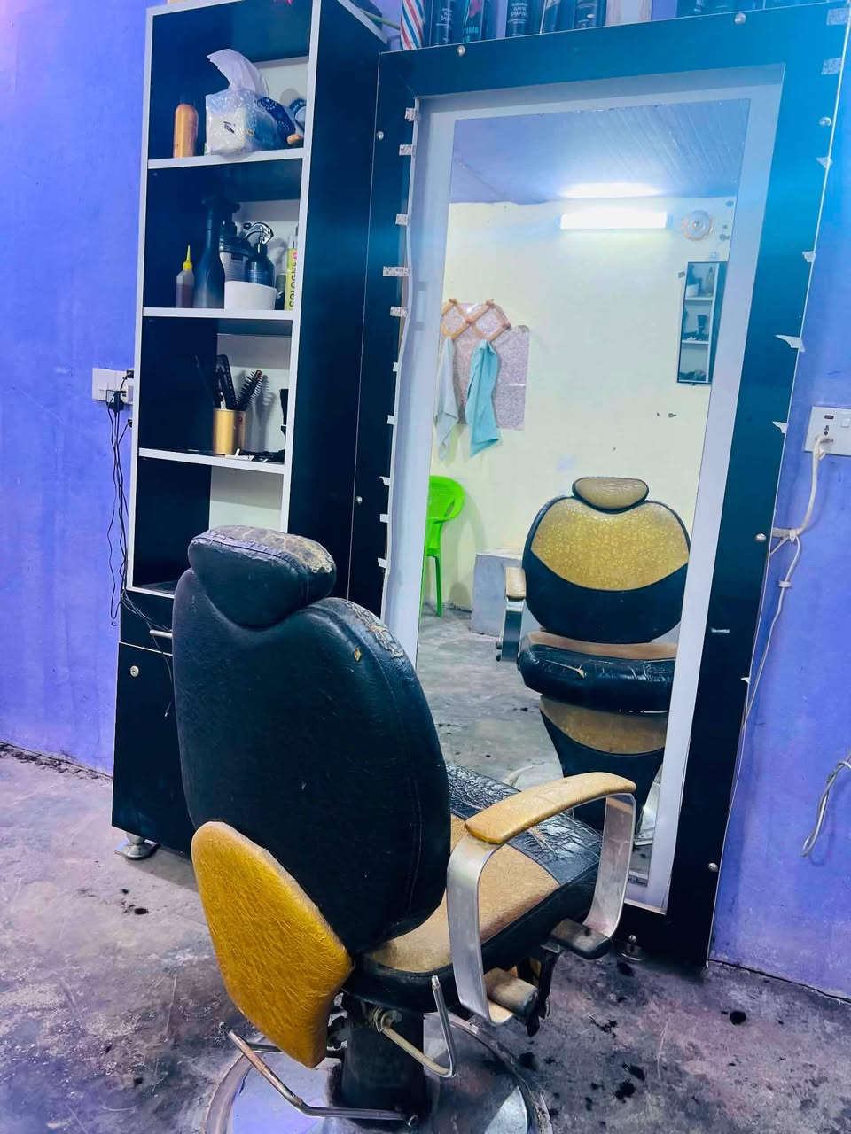 ميز حلاقة كامل  مع مرايا+كرسي للبيع رايدهن ١٧٠ رقم الهاتف ***********
