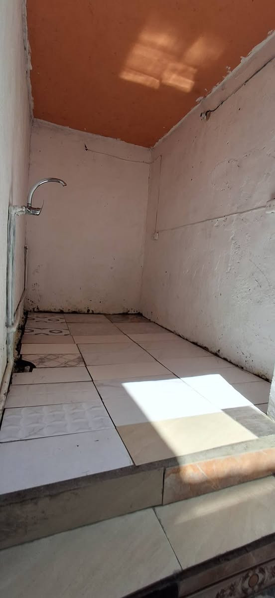 السلام عليكم
بيت رهن مساحته ٥٠ م يتكون من غرفه ومطبخ وصحيات وطارمه المكان كربلاء حي العامل قريب ع الشارع العام
 للتواصل:***********
واتساب:***********
