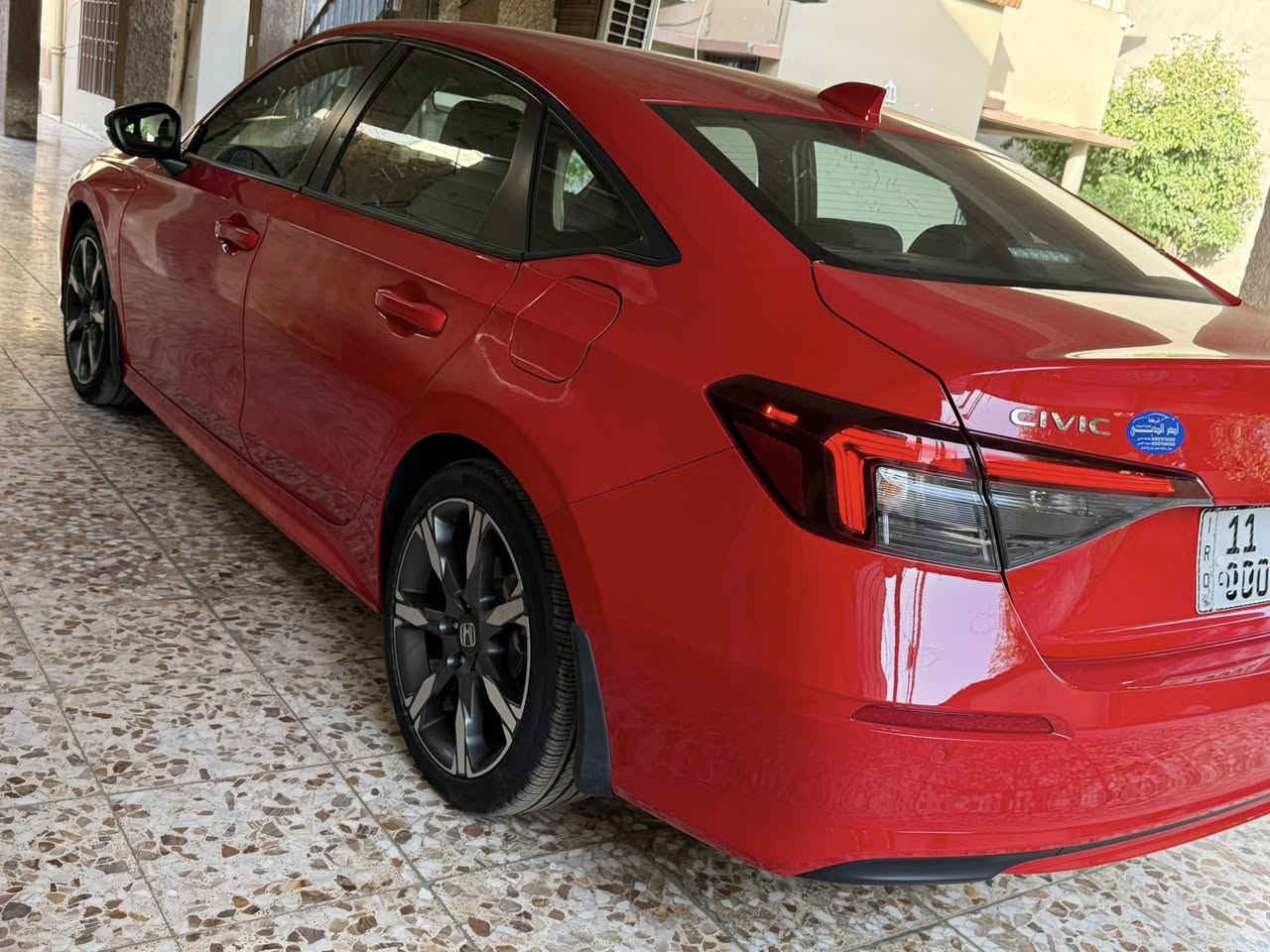 CIVIC 2025 TOURING
رقم بغداد بأسمي 
عداد المسافة :- 13.000 km 
حجم المحرك :- 2.0 Hybrid
السياره جاهزه بدون اي نقص 

حادث السياره تبديل جاملغ وبابين وربع بنيد صبغ بدون شواصي بدون دواخل واضحه صور الحادث ناشرها كامله ومصور كل تفاصيل السياره 

السياره تورنك اعلى مواصفات بالهوندا 
بصمة تشغيل / تشغيل عن بعد 
حساسات امامي خلفي 
فتحة سقف 
كشنات جلد وكهرباء للسائق والراكب 
تدفئة كشنات امامية وخلفيه / تدفئة ستيرن 
شاحن لاسلكي للهواتف 
رادار امامي خلفي جانبي 
نقاط عمياء 
أنظمة قيادة 3 
نظام صوت BOSE / خدمة Alexa الصوتيه 
شاشة كبيرة لمس 
شاشة عدادات رقمية 
التحذير من التصادم الأمامي
نظام تثبيت السرعة التكيفي 
مساعد الحفاظ على المسار 

وبعد بيها مواصفات ما مذكوره واضحه بصور 
مكان السياره بغداد حي الجامعه 
للاستفسار ***********
سعر السياره :- 18.000$ 
بيع فقط بدون مراوس
