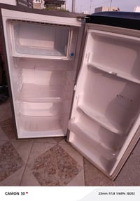 ثلاجة شغالة نظیة جدآ  شرط النظافه سعر 100 الف 07736959141 07504435211