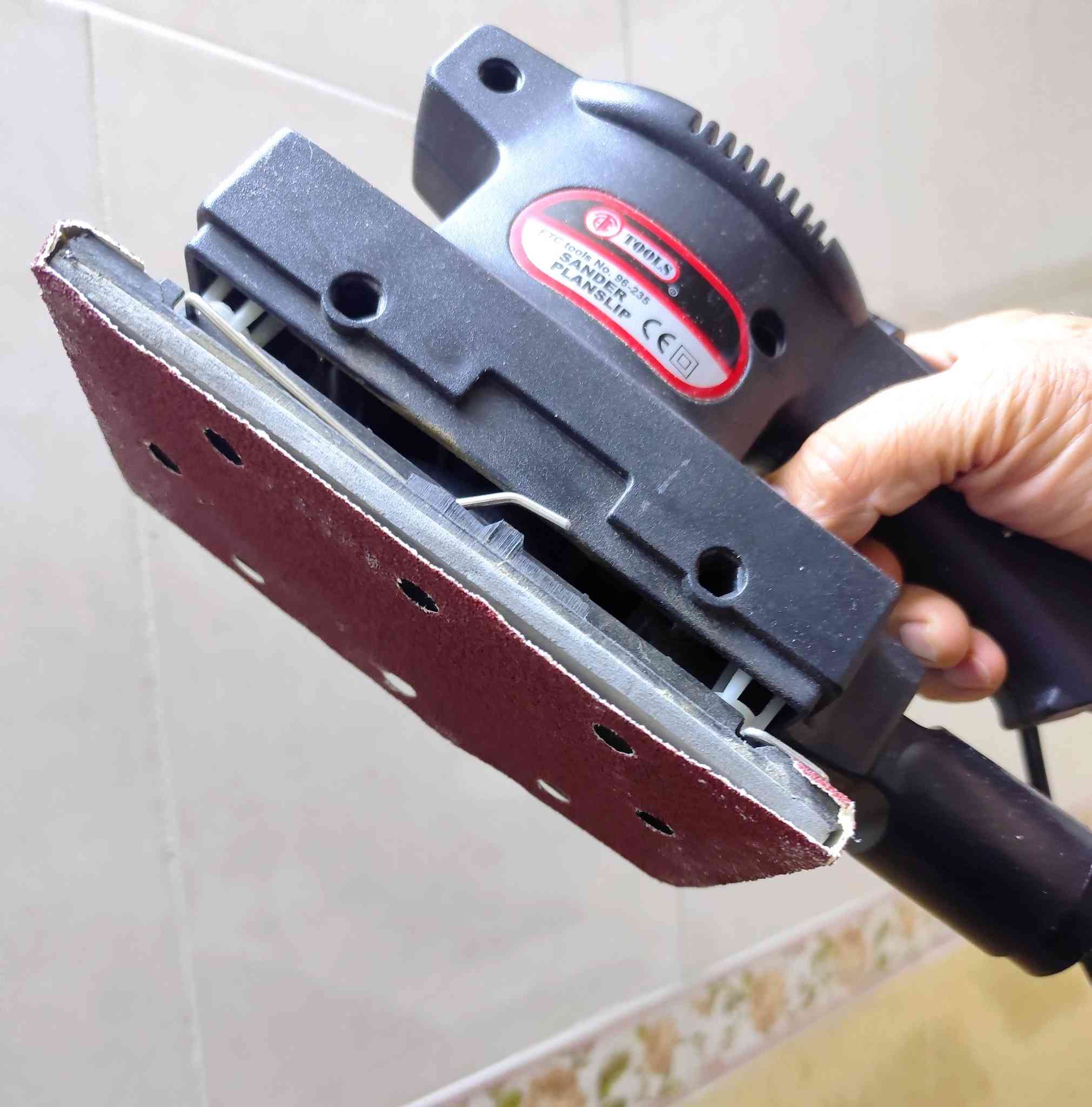 باله المانيه
ماكنة صنفرة اهتزازي (Orbital Sander) من ETC tools 
الطاقة: يعمل بمحرك بقدرة 135 واط.
السرعة:سرعتها بدون تحميل إلى 10,000 دورة بالدقيقة
مقاس القاعدة: لوح الصنفرة بمقاس 187 × 90 مم.
المميزات: شفط الغبار السعر ٢٥ الف


**إذا كنت صاحب هذا الإعلان وتريد حذفه لأي سبب، رجاءا أرسل رسالة إلى الدعم الفني**