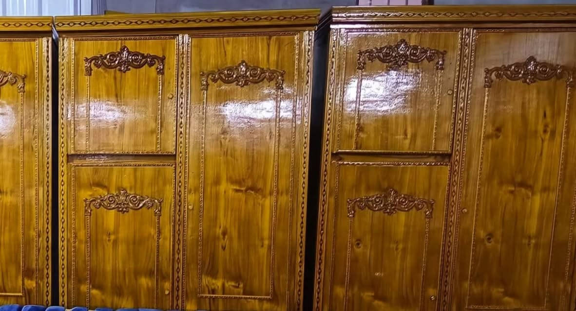 وصول وجبة من كناتير والبوفيات خشب صاج تكمه عيار ثقيل مو خفيف
كنتور 4 باب ب300
كنتور 3 باب ب250
كنتور 2باب 185
بوفية 3 متر ب250
بوفيه 2ونص 225
بوفيه مترين ب185
بوفيه متر ونص 135
بوفيه متر 85
وبيهم مجال
ناحية العلم قرية الربيضة خلف مدرسه سومر للبنين *********** 
 ويوجد خدمه توصيل
