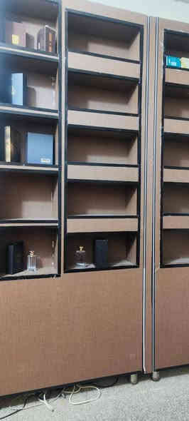 فاترينات للبيع 3 قطع الطول مترين ونص والعرض متر قطعتين مغلفات بديل الشيبورد للاستفسار الاتصال على الرقم ***********
