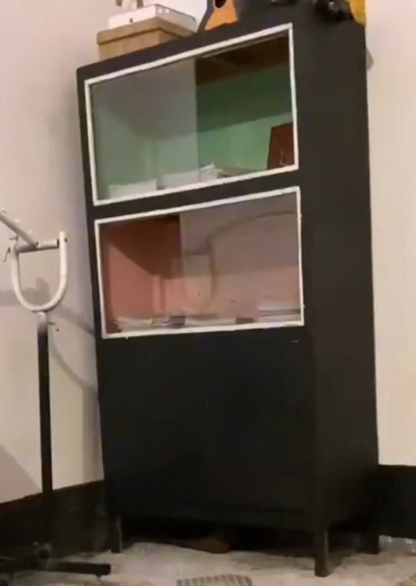 كلهن ب 50
مكتبيه اثنين باب 
رف خشب 
عارضه ملابس 
 شراي ***********
