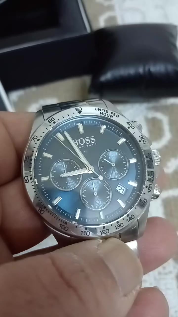 الساعة المعروضة في الصورة هي ساعة Boss Hero Sport Chronograph للرجال، وتحمل رقم الموديل 1513755.
￼Watch Connection +1

إليك أهم تفاصيل هذه الساعة:

التصميم والمظهر

الميناء: تأتي بميناء باللون الأزرق الجذاب مع شعار BOSS Hugo Boss.

الهيكل والسوار: مصنوعان من الفولاذ المقاوم للصدأ باللون الفضي.

المقاس: يبلغ قطر الهيكل حوالي 43 مم إلى 45 مم. 

￼Mercado Libre +3

المميزات التقنية

الحركة: تعمل بحركة كوارتز كرونوغراف دقيقة.

الوظائف: تشتمل على وظيفة الكرونوغراف (ساعة إيقاف)، وعرض التاريخ، وعرض الوقت بصيغة 24 ساعة.

مقاومة الماء: تتميز بمقاومة للماء تصل حتى 50 مترًا (5 ATM)، مما يجعلها مناسبة للاستخدام اليومي.

الإطار: يحتوي الإطار على مقياس Tachymeter لتحديد المسافات
@everyone
@المتابعين
@الجميع


**إذا كنت صاحب هذا الإعلان وتريد حذفه لأي سبب، رجاءا أرسل رسالة إلى الدعم الفني**