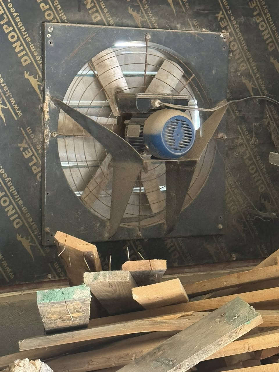 سلام عليكم شباب موجود مفرغات ام ال 50 اتلاثه او ام ال 70 وحده مكاني تاجي رقم تلفون *********** بي واتساب
