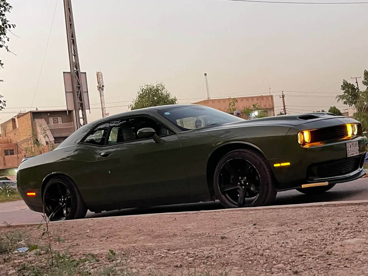 سلام عليكم جالنجر موديل 2018  SXT
معروفه مواصفات السياره 
رقم بغداد بسمي 
ماشيه 94 ميل 
حادث موضح بالصور بدون شاصي 
اجزاء السياره الداخليه ع وضع الوكاله 
جاملغ وبنيد صبغ وبيها بارد مكان ثاني 
موضح بالصور 
السياره عليها صيانه كامله 
من حداديه اماميه وخلفيه 
السياره شغاله بالكامل بدون اي نقص او مشاكل 
مكان بغداد 
للاتصال ***********
