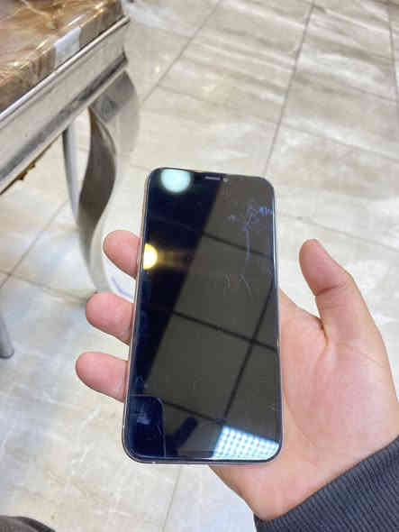 ايفون 11برو فقط 
ذاكره 256
بطاريه 75
الجهاز مثل ما موضح مكسور ضهره ومستبد 
شاشه نوعيه حلوه كلش 
اي مشكله ما بي كامل مكمل 
للبيع فقط السعر 200
مكاني شهداء للتواصل ***********
