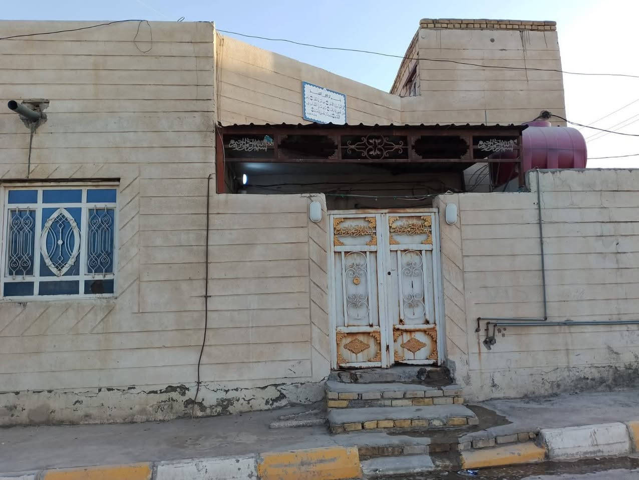 السلام عليكم
دار سكني ناحيه أسديناويه (مقابل القدس) 
موقع تجاري خدمات تبليط مجاري امبير مجاني سيح
طابو اسهم _المساحه 110؟؟
ركن ع ثلاث شوارع
الاستفسار ازيد رقم الهاتف (***********)
